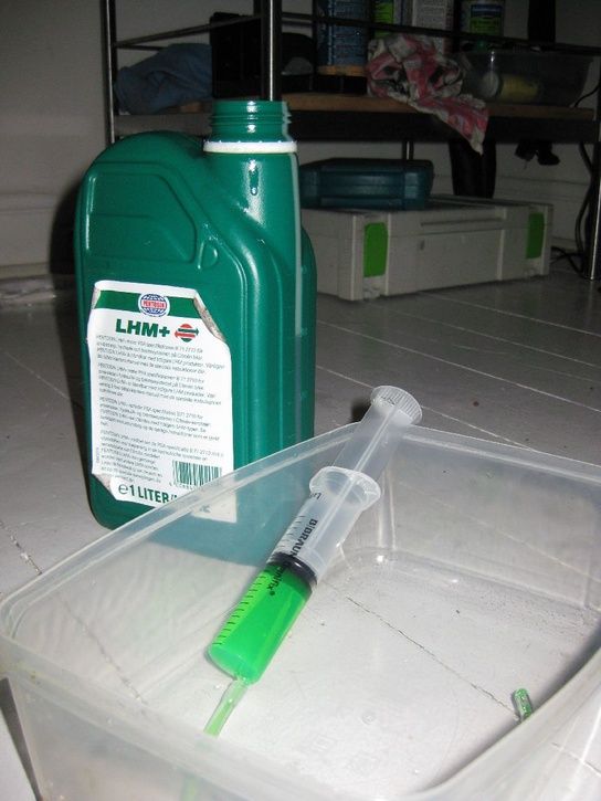 10mineraloilandsyringe.JPG ht=725