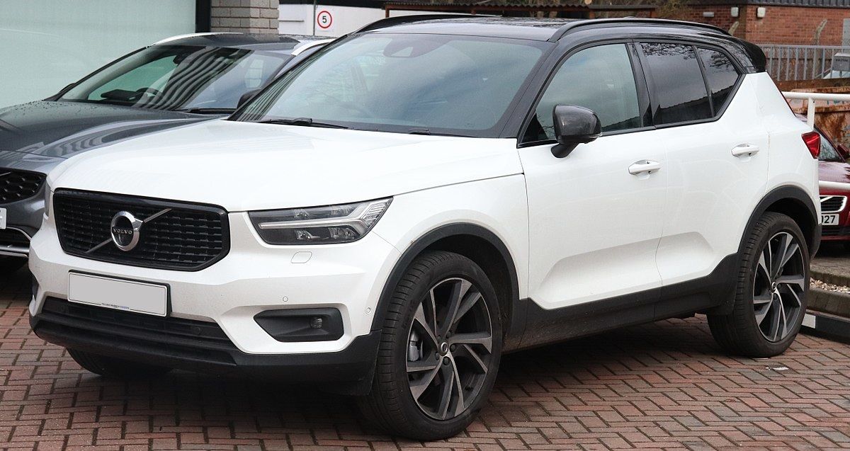 1200px-2018_Volvo_XC40_First_Edition_T5_AWD_Automatic_2.0_Front.jpg