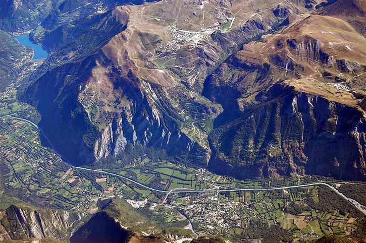 17-alpe-d-huez-aerial.jpg ht=482