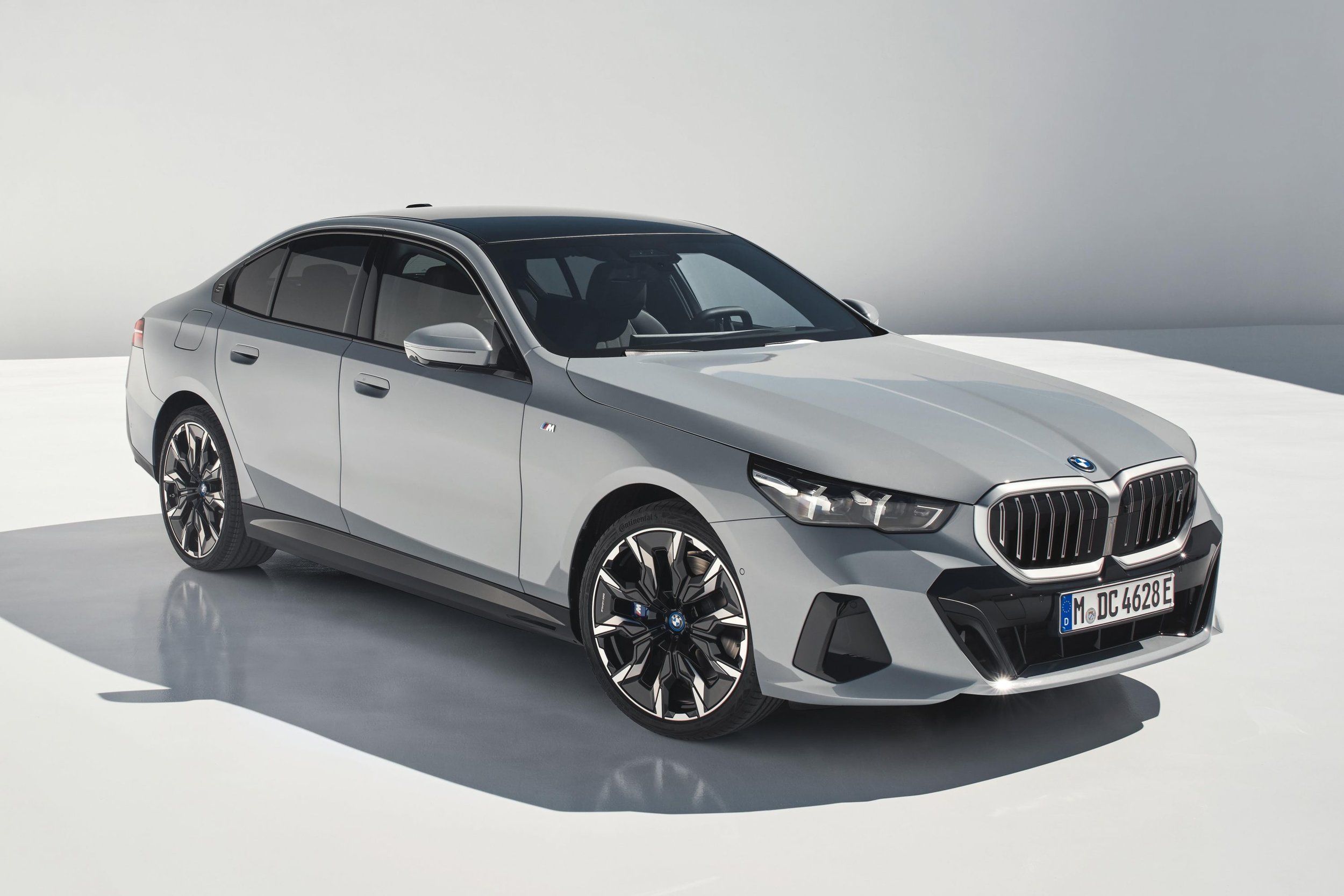 2024-bmw-i5-edrive40-1-3749045.jpg