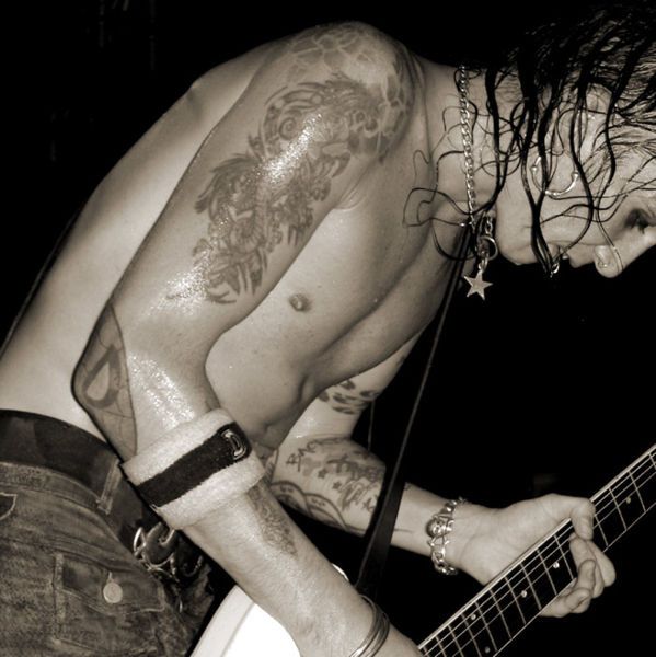 599px-Backyard_babies_02.jpg ht=600