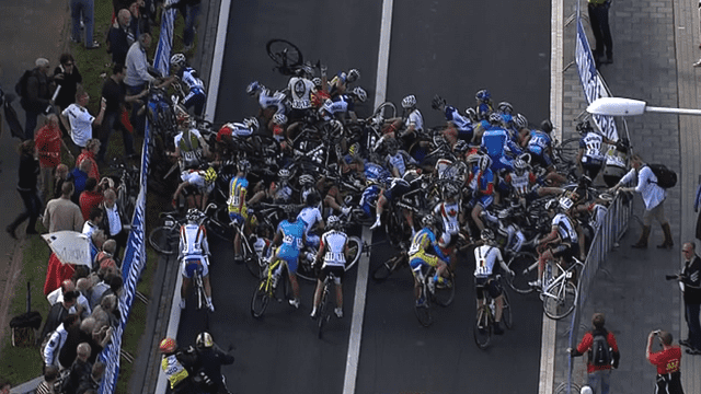 _63051916_mmcycworldroadracewomencrash.png