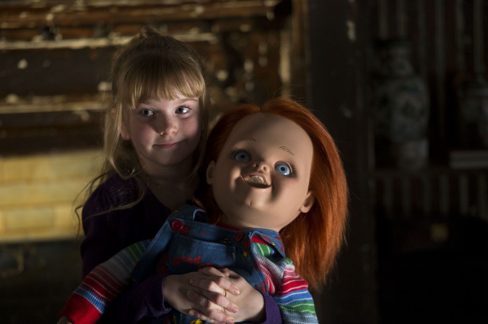 Alice-holding-chucky-632500566.jpg