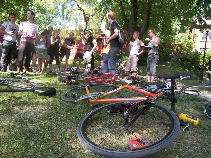 bikesonground.jpg ht=544