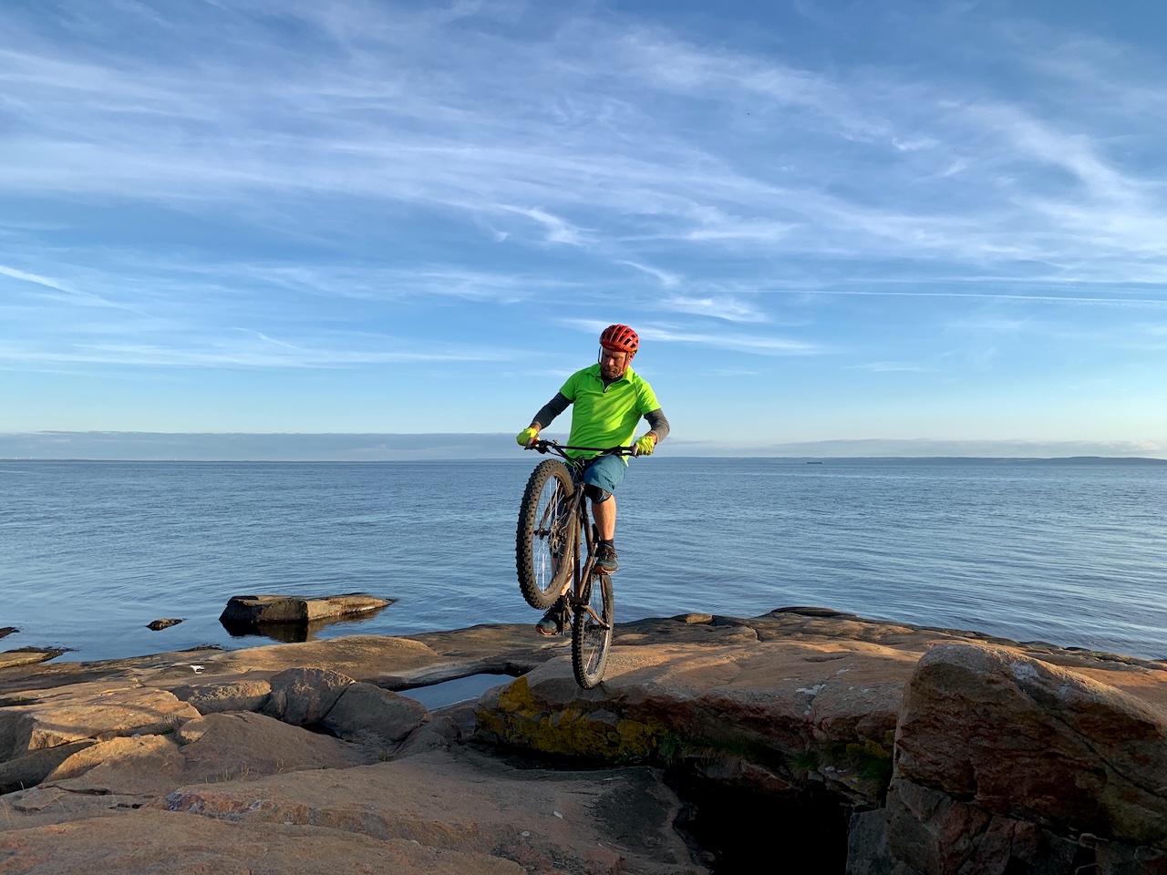 bjärekusten skymtar på andra sidan havet.jpeg
