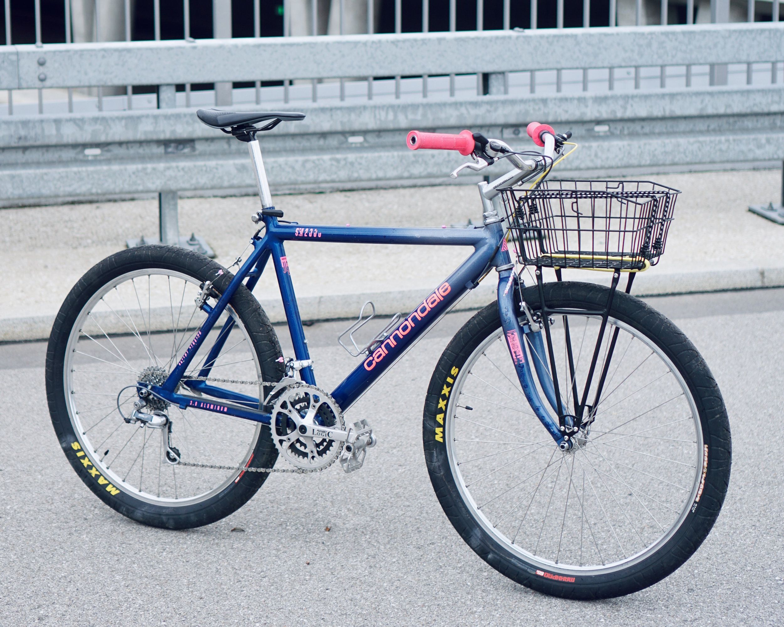 Cannondale-SM2000-MagicStand.jpeg