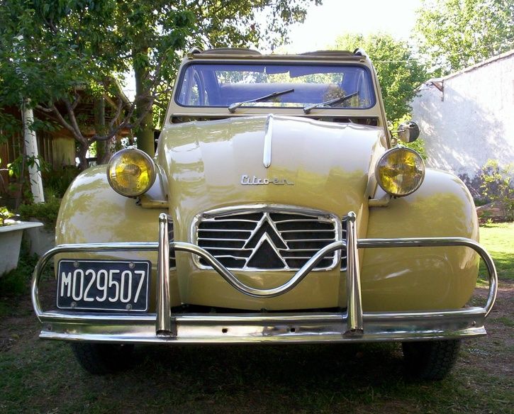 Citroen_2CV_close_up_front_view.JPG