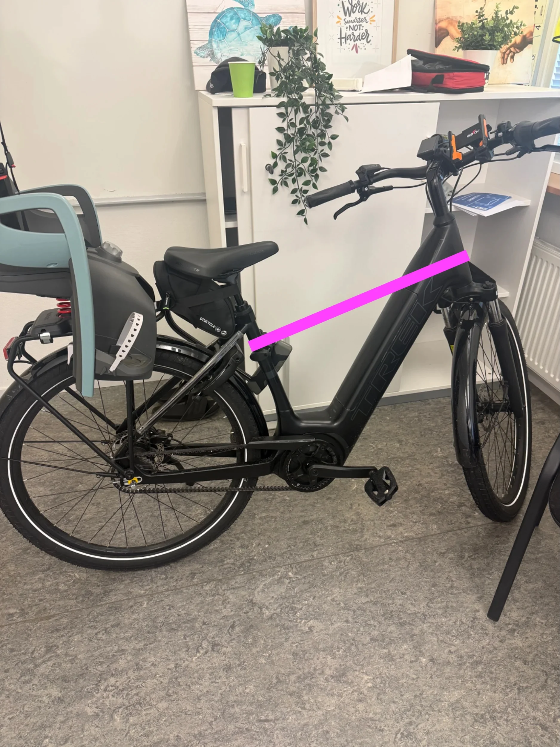 Cykel med rosa band.webp