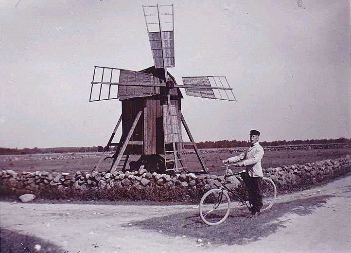 Cykelman vid kvarn ok år.jpg
