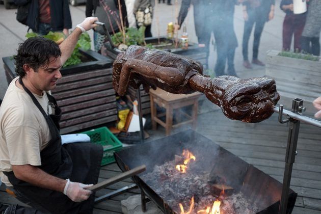 Eating-E.T.-Mock-Alien-BBQ-image-1-630x420.jpg