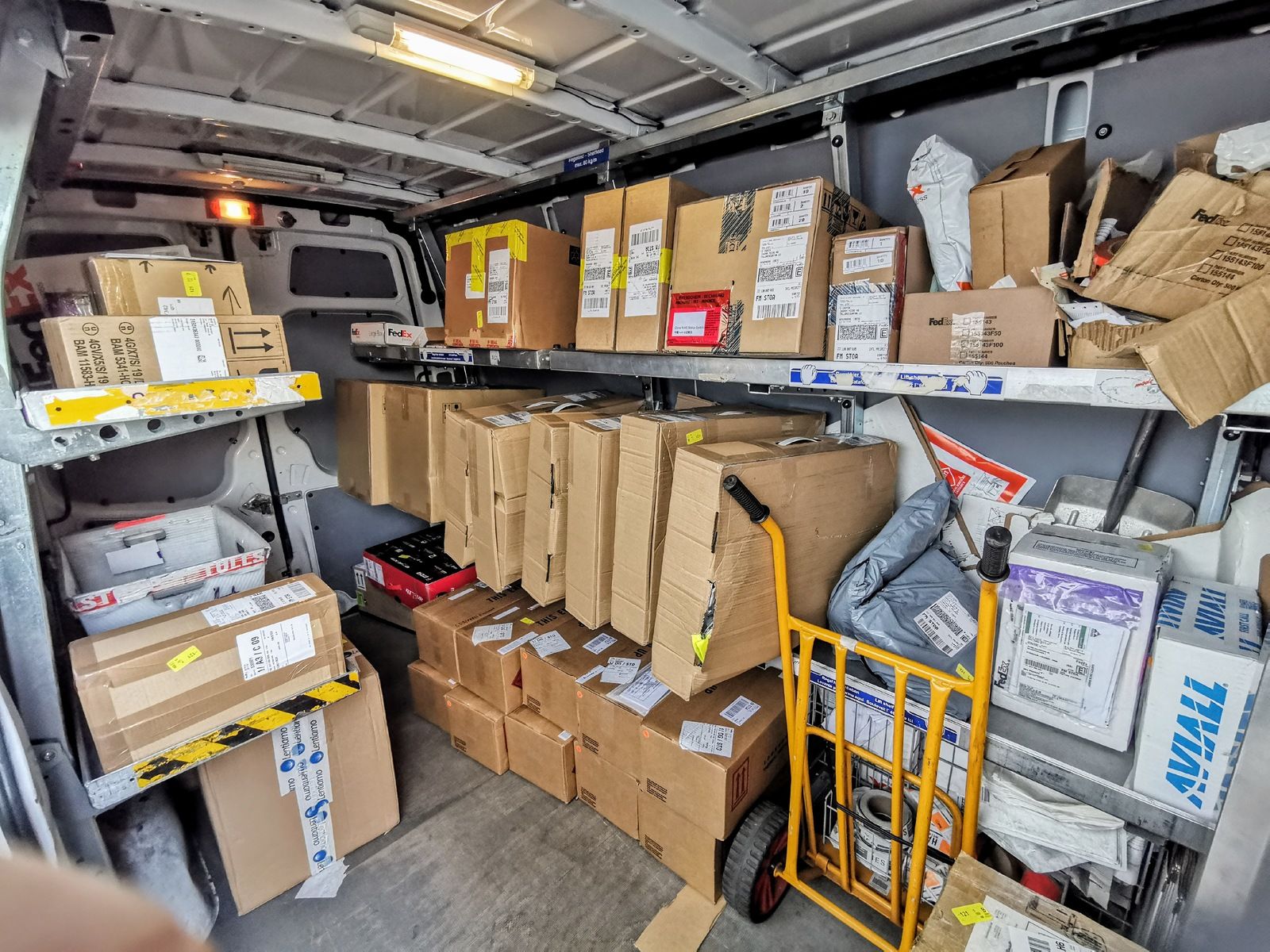 Dhl Kan Någon Annan Ta Emot Paket