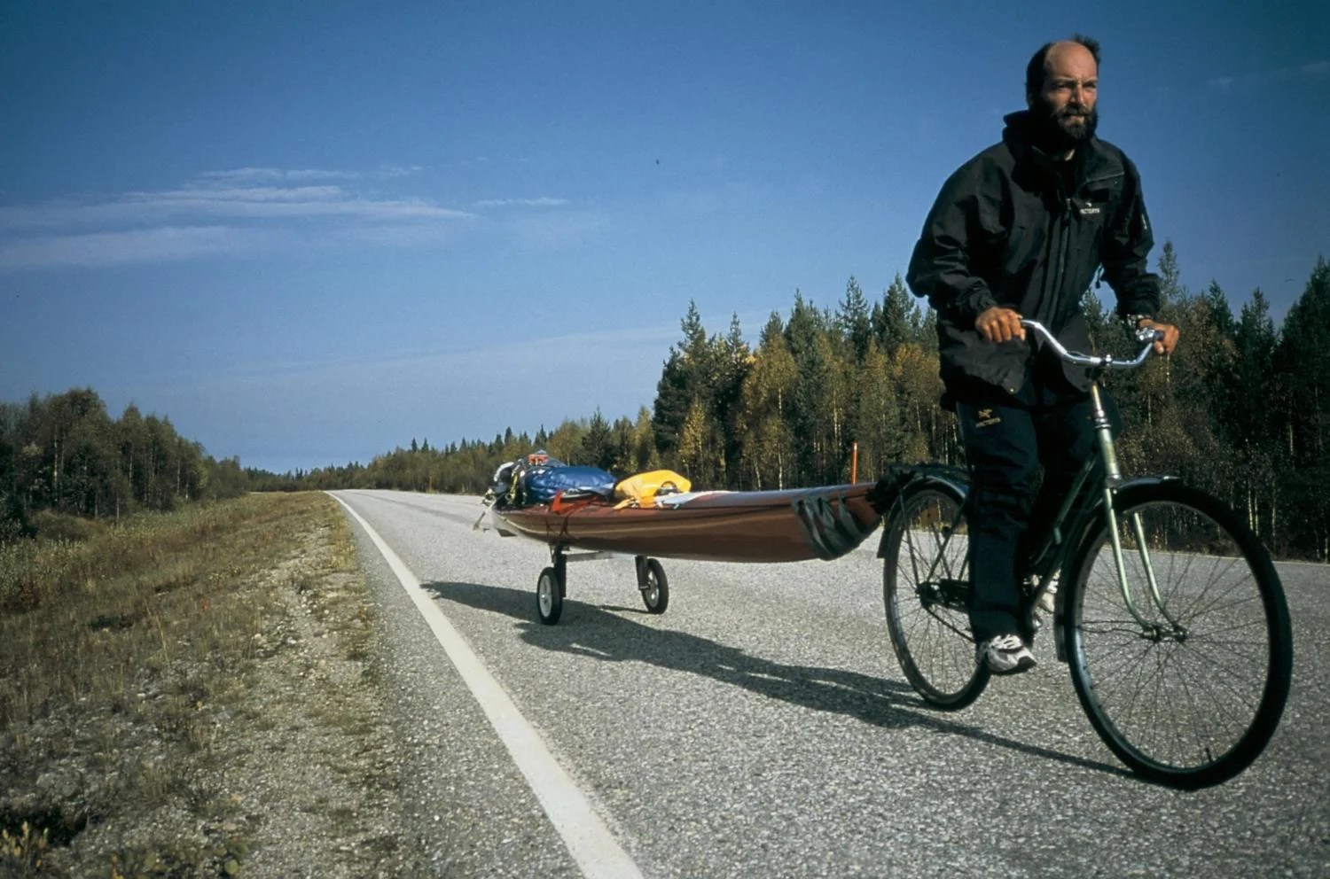magnus cyklar med kajaken.webp