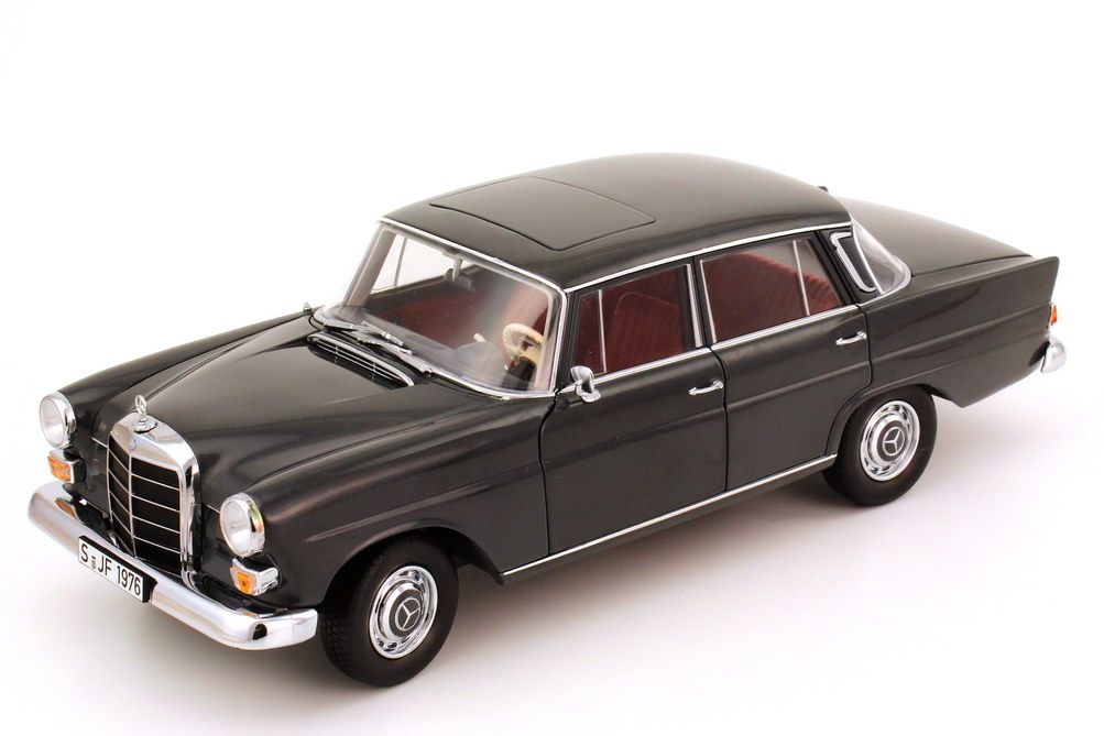Mercedes_Benz_200_W110_grau.jpg