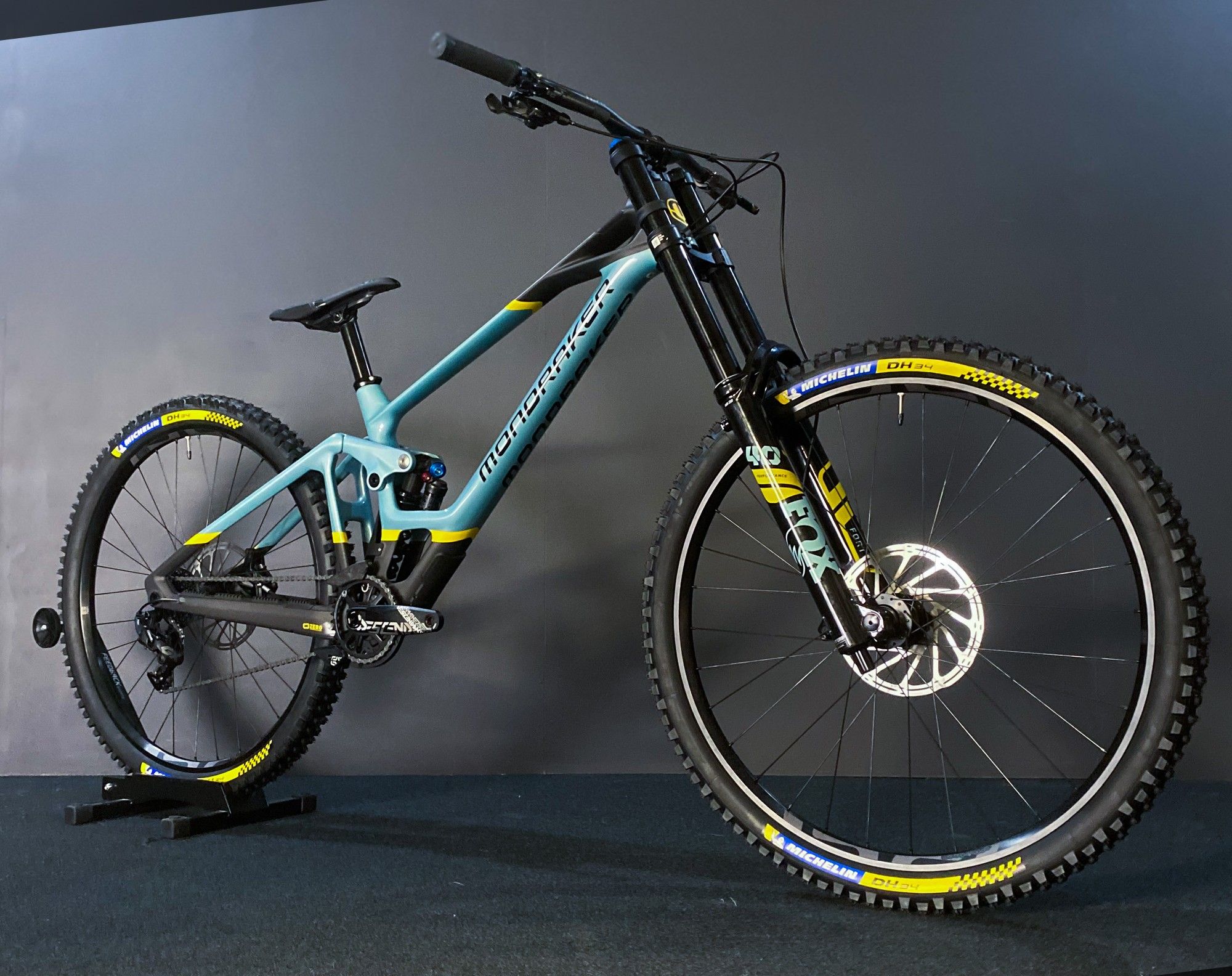mondraker-summum-sideshot~2.jpg