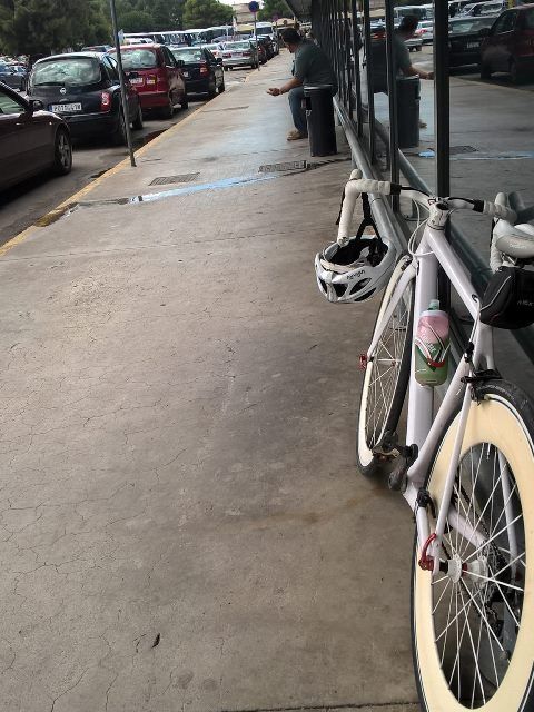 Oscars cykel vid flygplatsen.jpg