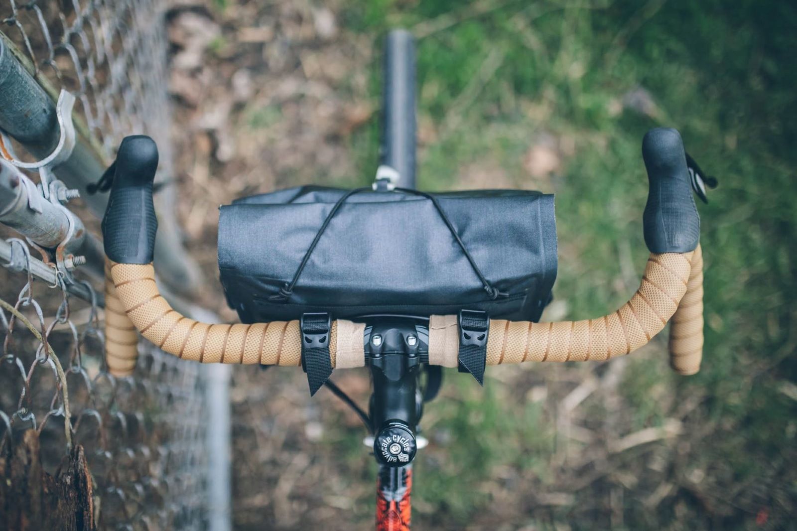 Porcelain-Rocket-Nigel-Handlebar-Bag_2-1.jpg