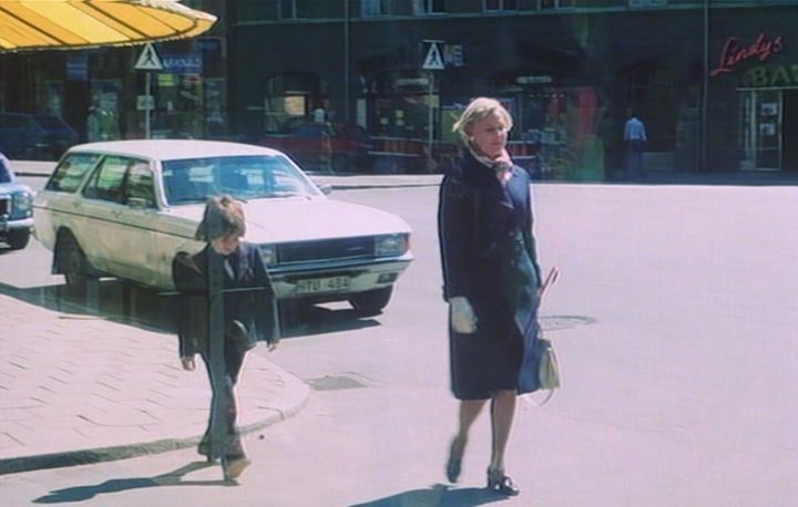 snllGranadaslpperframbarnochkvinna.jpg