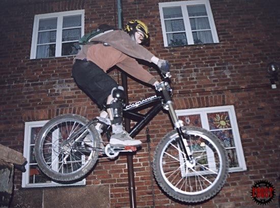 tobias_droppar_mur.jpg ht=410
