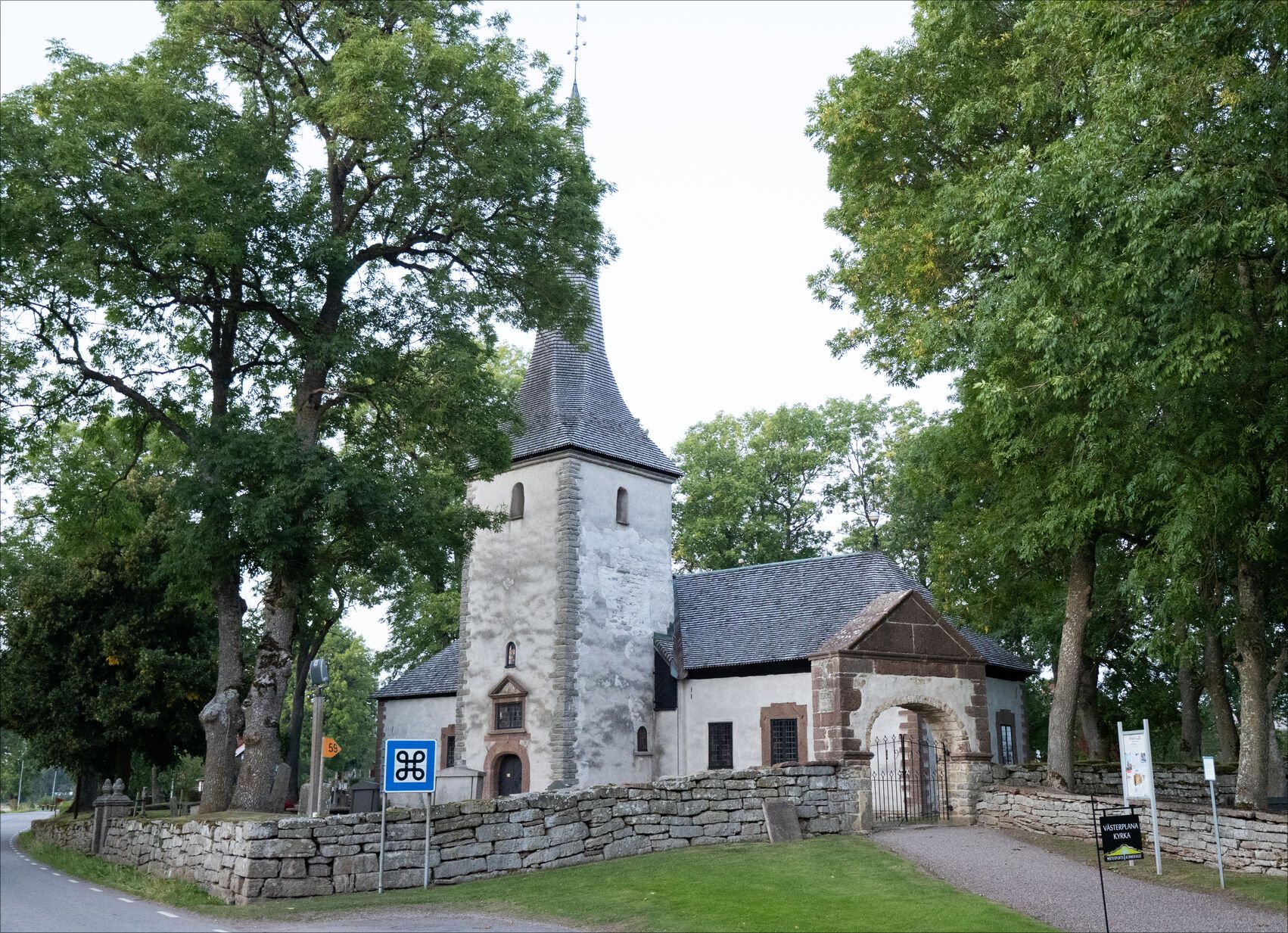 Västerplana Kyrka-2.jpg