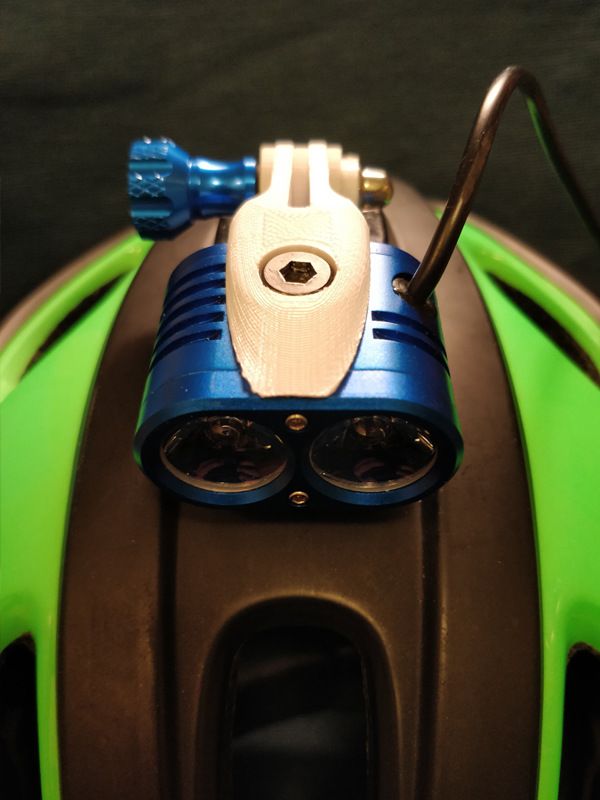 yingding_light_mount_for_gopro_helmet_front.jpg