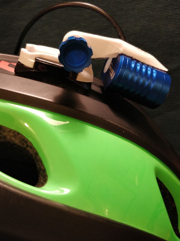 yingding_light_mount_for_gopro_helmet_side.jpg