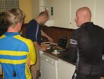 Patrisk S fixar våfflor med assistans av Jens och Håkan.JPG