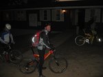 Michael och övriga förbereder sig för mörkercykling hem.JPG