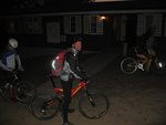 Michael och övriga förbereder sig för mörkercykling hem.JPG