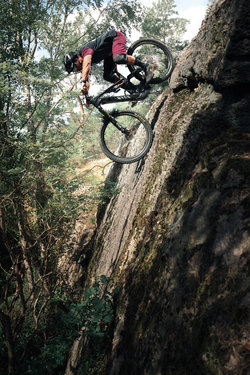 52102-30_breeze_bliz sunglasses_cycling mtb_matt black_sportsglasses_action2.jpg
