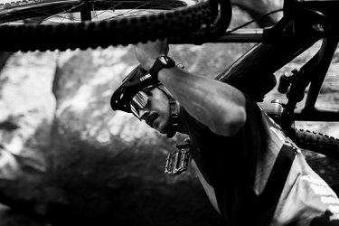 52210-14n_hero_52211-14n_hero-bliz_sunglasses_cycling mtb_sportsglasses_action3.jpg