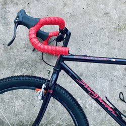 Specialized-Stumperjumper-Gravelbike-ConcreteWall-Cockpit - 1.jpeg