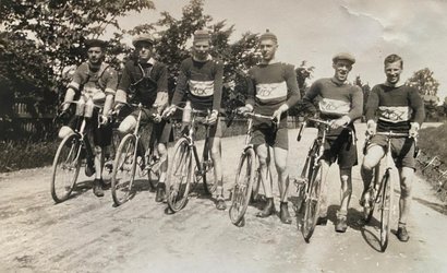 E C K cykelklubb på grusväg ok år Fotografi 2023-03-26.jpg