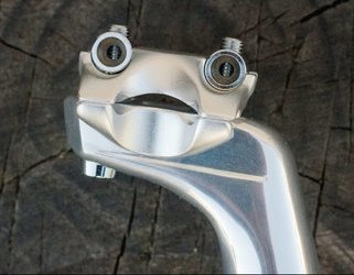 Nitto S83 'Frog' sadelstolpe Rivendell 1.jpg