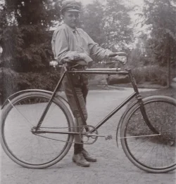 Pojke m cykel 1920-tal Stavenows samling UUB.webp
