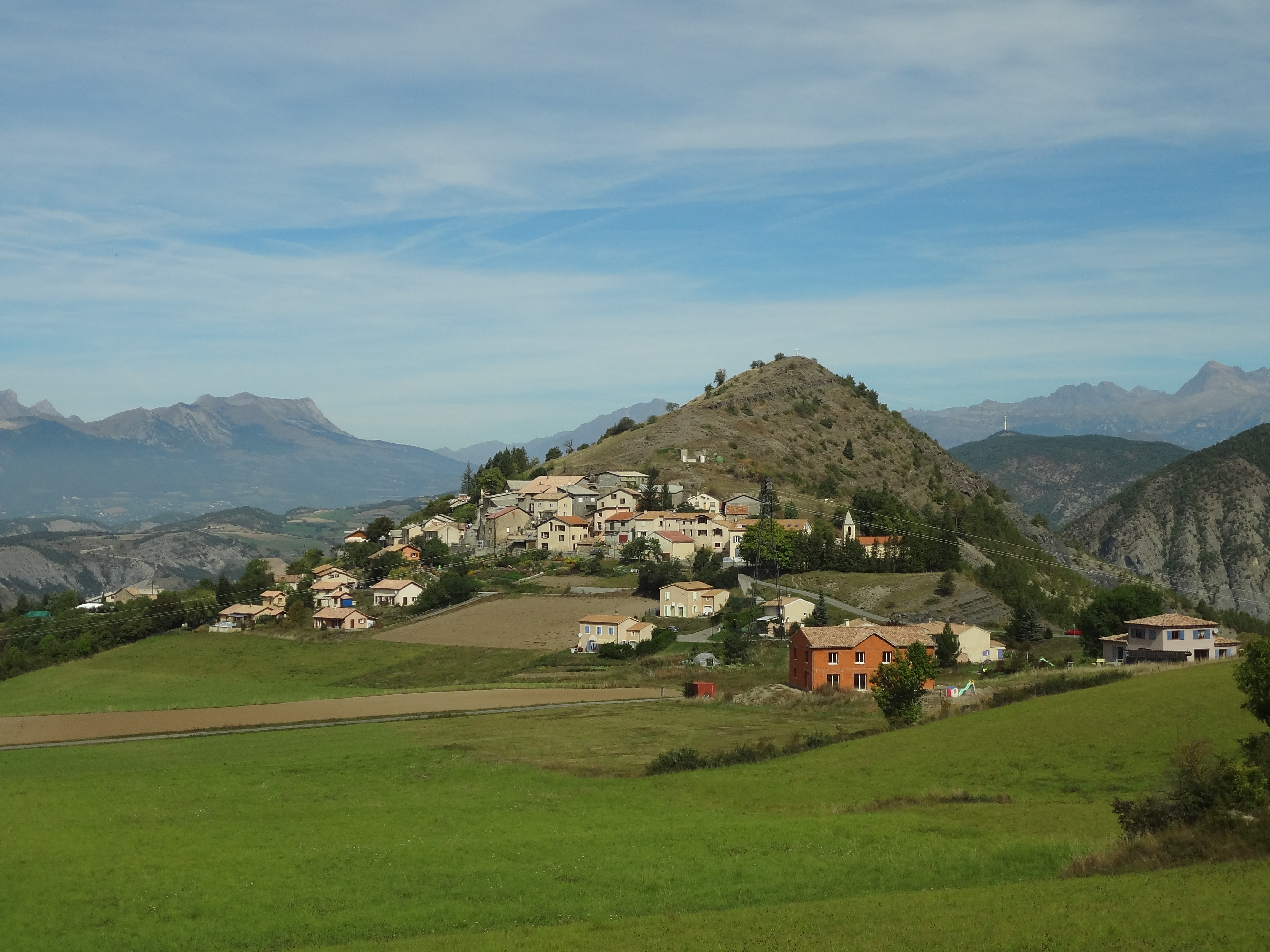 Piégut%2C_vue_du_village_du_sud-o.jpg