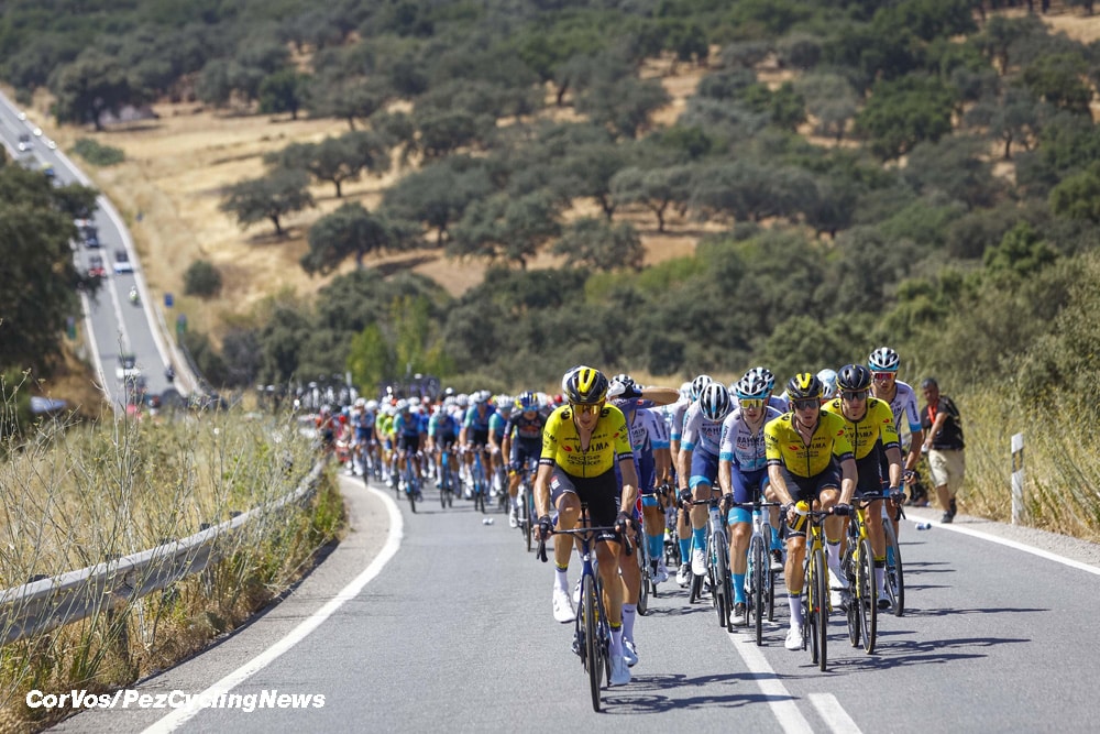 vuelta24st5-peloton-1000.jpg