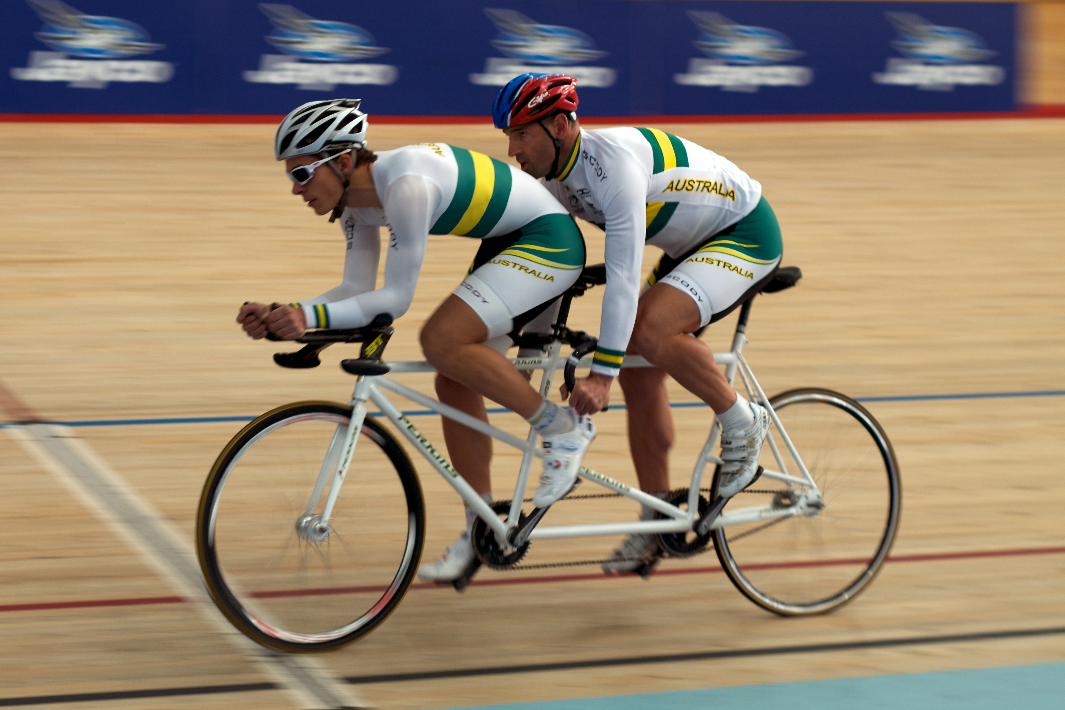 Scott_McPhee_and_Kieran_Modra_riding_01.jpg