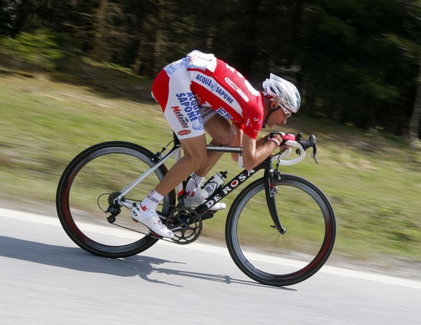 how-to-tuck-on-a-road-bike.jpg