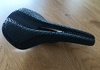 Kolfibersadel med 3D-printad dyna i TPU.