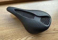 Bucklos 3d-printed kolfiber-sadel