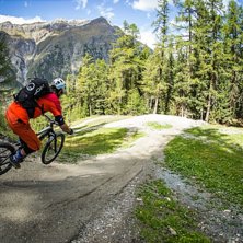 Breda och väldränerade spår ner mot Zermatt.. Foto: Tim Bradsley-Smith.