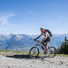 Uppför, det händer att man cyklar i uppförsback. Foto: Etienne Bornet.