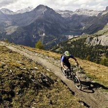 Slät stig uppför och ibland utför på en av de . Foto: Crans-Montana Rawyl.