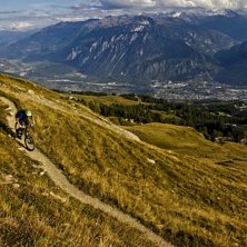 Väl nere i dalen är det god mat och dryck som g�. Foto: Crans-Montana Est.