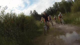 Konditionsträning på en liten crossbana