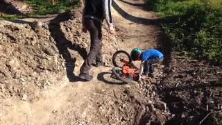Dumma jävel i Söder-Dirten (Oscar 4,5 år på BMX-banan)