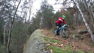 Röd tröja. Blå cykel.