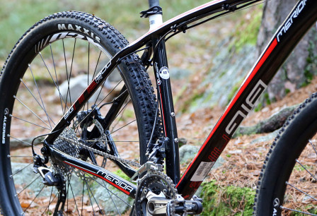 Ramrören har fått en rejäl behandling i hydroformaren. Diagonalröret ändrar sin form och ”vrids” på sin väg från styrröret ner till vevlagret. Sadelröret har en knäck för att ge bättre frigång för bakdäcket. Bromsoket är av PM-typ och är placerat på sadelstaget. Mellan sadelstag och kedjestag sitter ett förstärkningsstag. Det böjda ovanröret i kombination med friliggande vajer ger dock lite av en ”pilbågs-effekt” med vajern några centimeter från ramen.