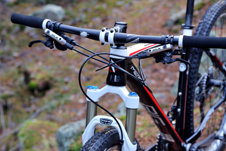 Shimano SLX växel- och bromsreglage. Med samma märke på reglagen hade det gärna fått vara gemensam klämma runt styret för att få ett renare utseende.