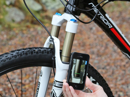 Då mycket av det normala vardagslivet numera ska styras av smarta telefoner och diverse appar vill Fox inte vara sämre utan har tagit fram sin iRD-app för gaffelinställningen. Först anges gaffelns identifikationsnummer som finns märkt på gafflar från och med 2013 års modeller. Sedan anges användarens kroppsvikt fullt påklädd och cykelklar. Appen ger då ett initialt värde på det lufttryck som ska pumpas i gaffeln. För att kontrollera inställningen mäter appen hur mycket SAG gaffeln har med cyklisten sittandes normalt på cykeln. SAG markeras med o-ringen på gaffelbenet. Med hjälp av den smarta telefonens kamera skannas o-ringens position på gaffelbenet in. Befinner sig O-ringen i rätt område ger appen resultatet OK. Om inte, ges rekommendationer på nytt lufttryck, antingen mer eller mindre. När luftrycket är korrekt inställt ges sedan ett värde på hur många klick returjusteringsratten ska vridas. Därmed är gaffelinställningen klar.